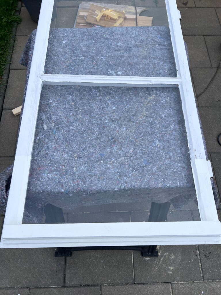 Erneuerte und weiß gestrichene Wasserkante am vorhandenen Holzfenster