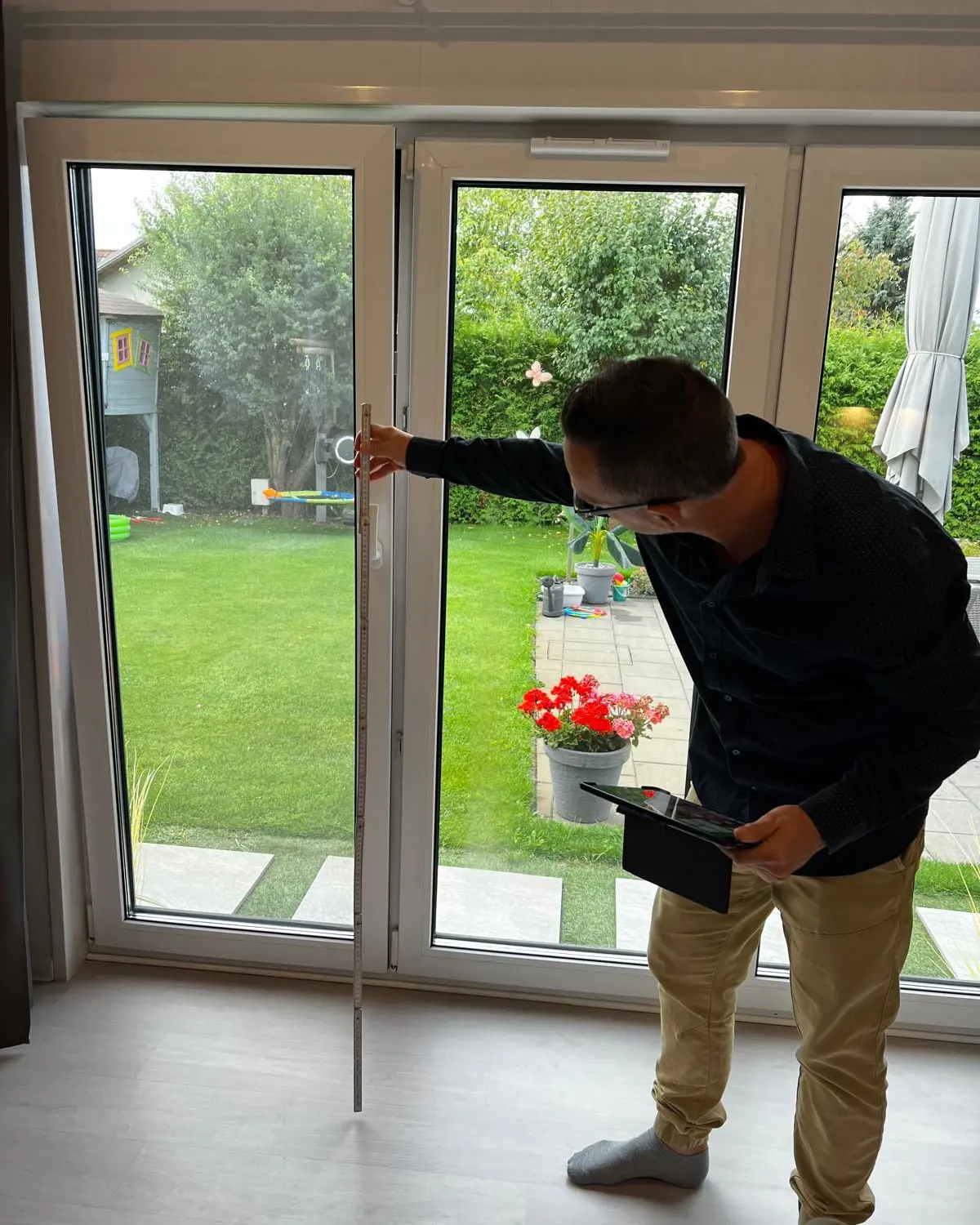 Marco Klose beim Aufmaß während eines Baustellenbesuchs