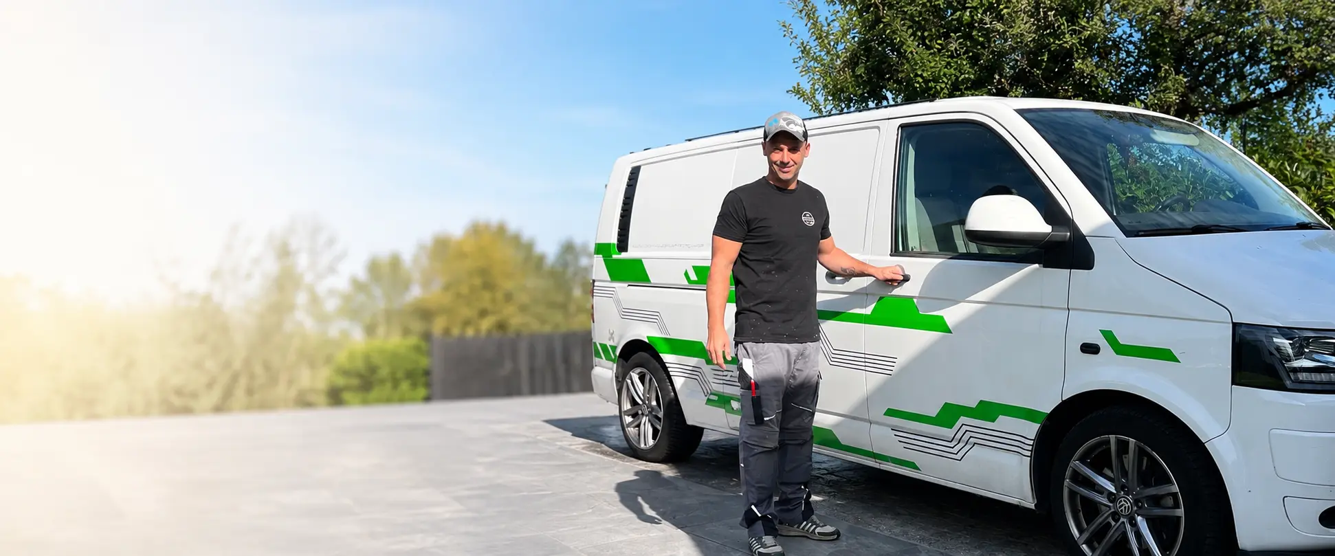 Marco Klose vor seinem Handwerkerfahrzeug
