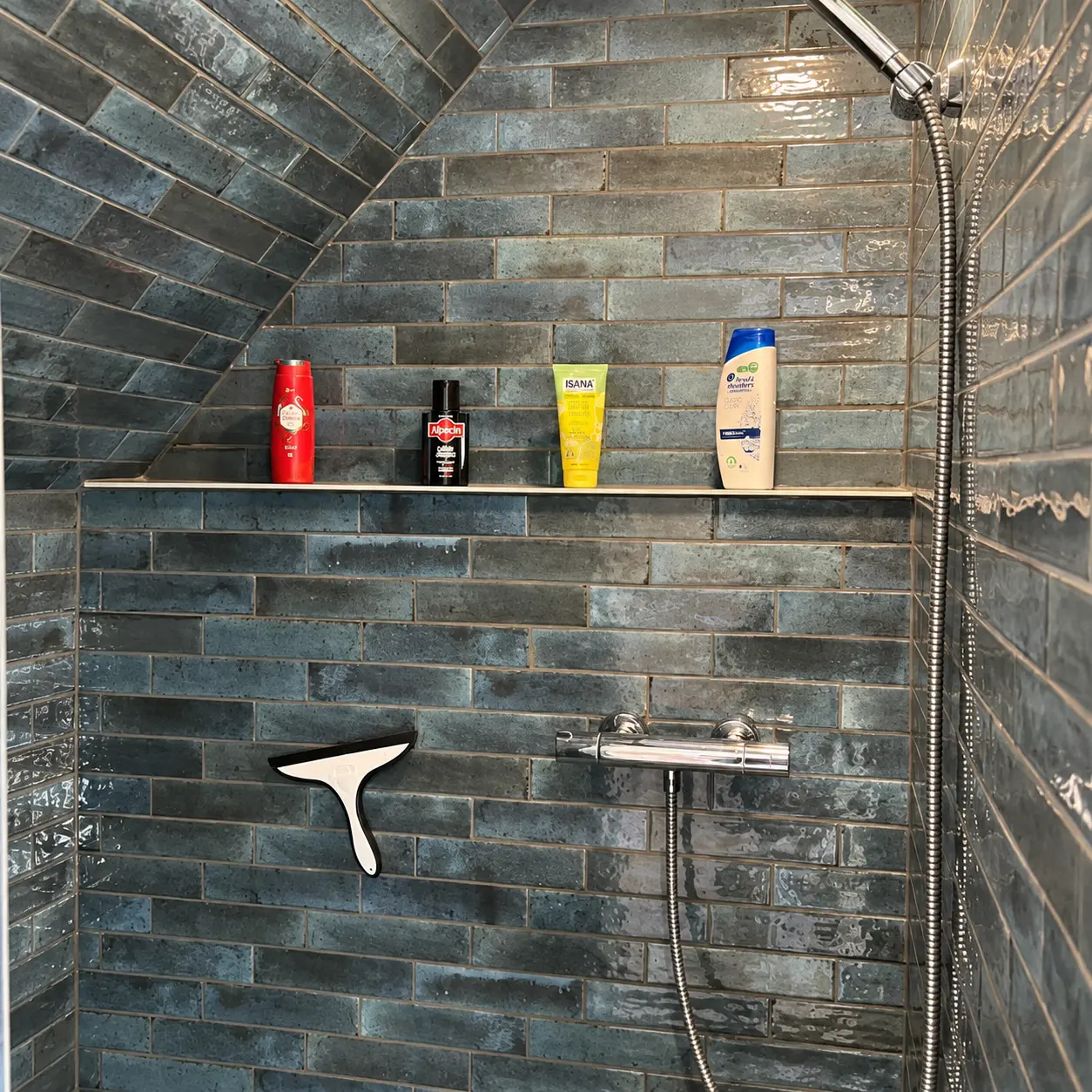 Modern geflieste Dusche mit blaugrauen Riemchenfliesen