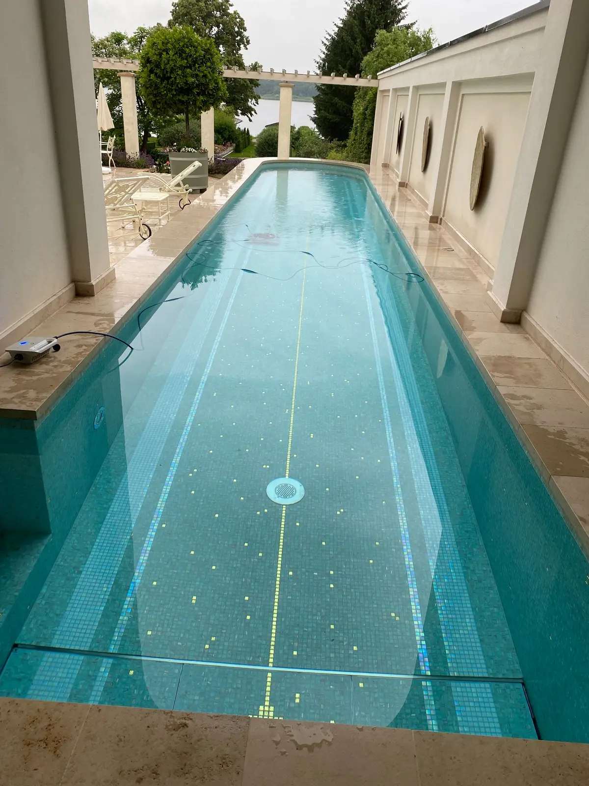 Pool mit Mosaikbelag und Natursteinumrandung